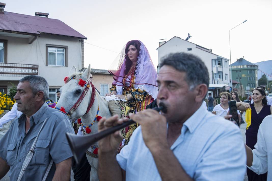 Almanya'dan gelin geldi: Tunceli düğününde tek tek hepsini yerine getirdi 13